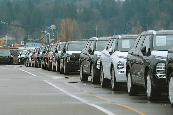 Vehicles lined up ready for pickup and drop collection